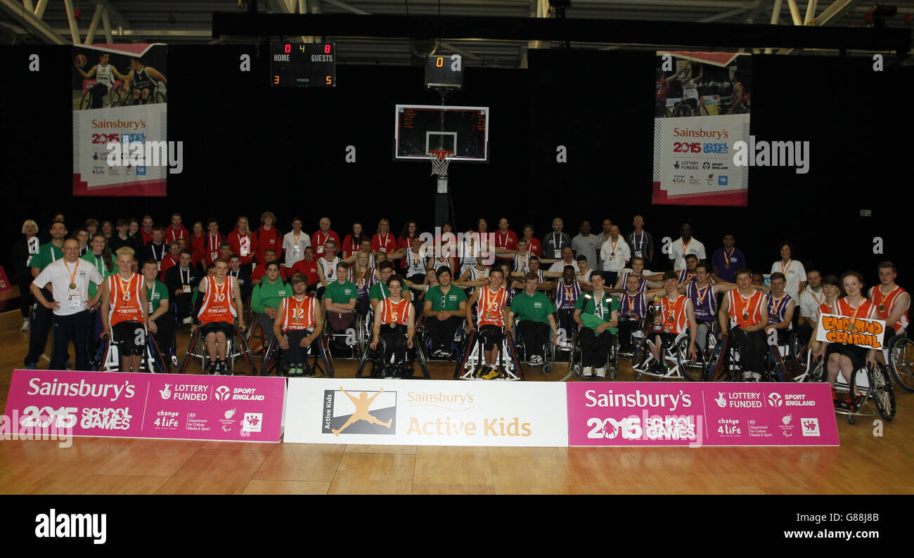 Die Rollstuhlbasketballteams posieren für ein Gruppenfoto nach dem Rollstuhlbasketballfinale bei den Sainsbury's School Games 2015 in der Regional Arena, Manchester. Stockfoto