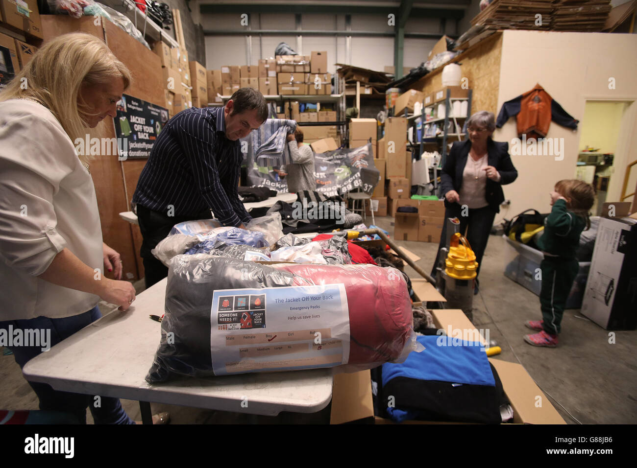 Die Freiwilligen Susan Morris, Kevin Kelly, Leona Tynan, Sheila Murphy und Sophie Tynan von der Charity-Hilfsorganisation Jacket Off Your Back packen das erste von 50,000 Hilfspaketen, die von der irischen Öffentlichkeit für Migrantenflüchtlinge auf dem Balkan und in Griechenland im Lager der Charity in Carlow Co Carlow gespendet wurden. Stockfoto