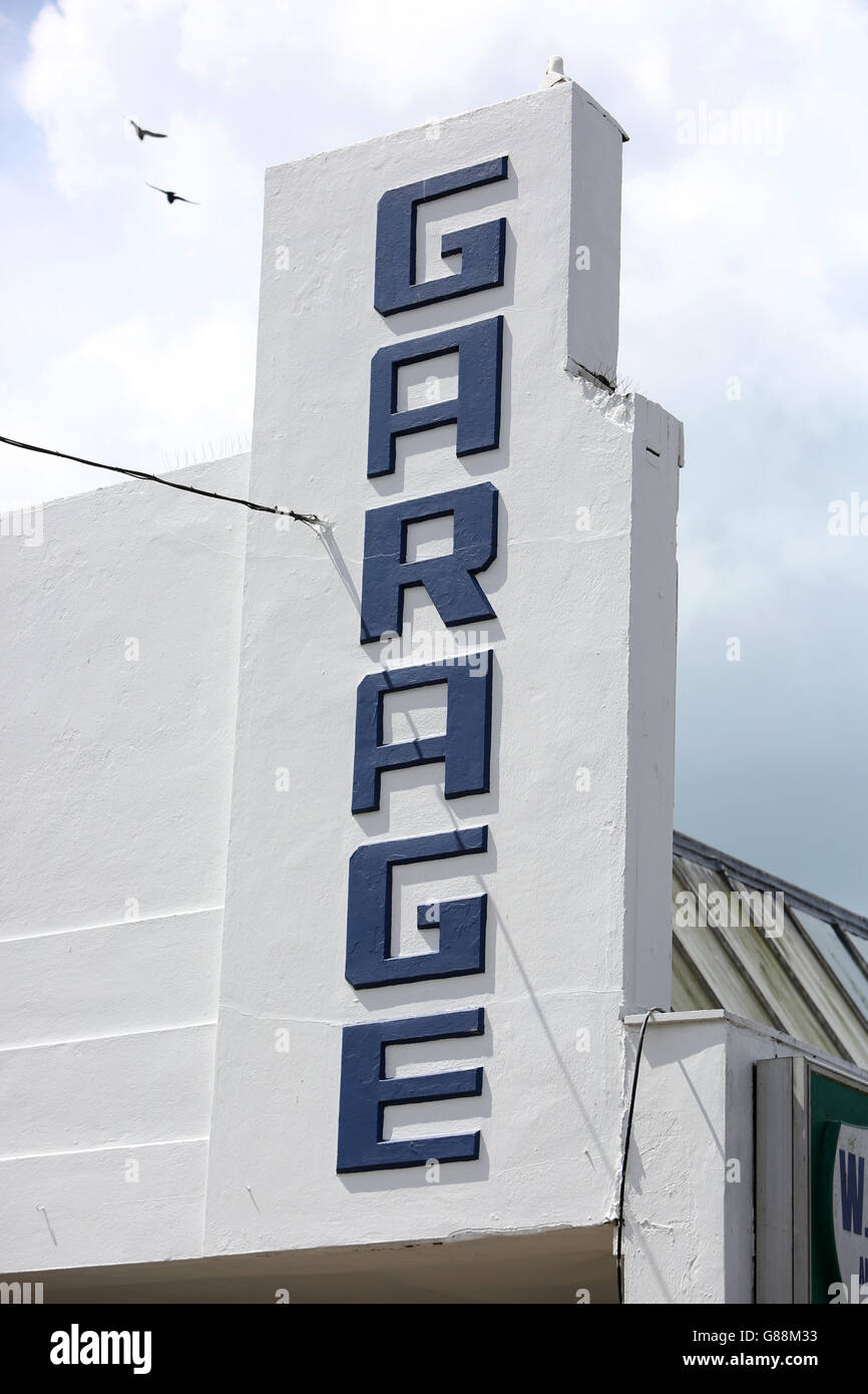 Eine alte Art-deco-Stil Autogarage Gebäude in Bognor Regis, West Sussex, UK. Stockfoto