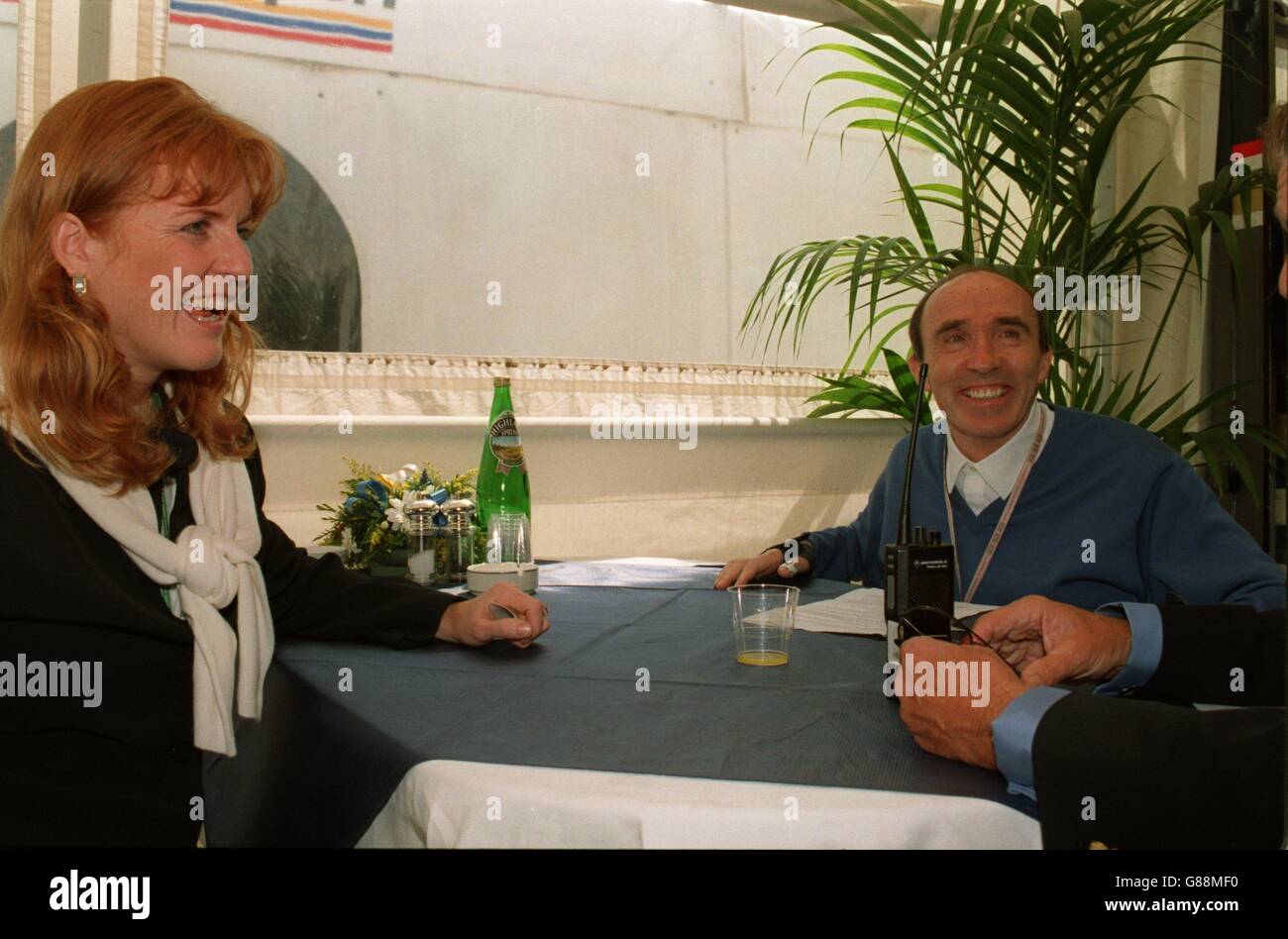 Autorennen ... Großer Preis Von Großbritannien. Fergie chattet mit Frank Williams auf der Silverstone-Rennstrecke Stockfoto