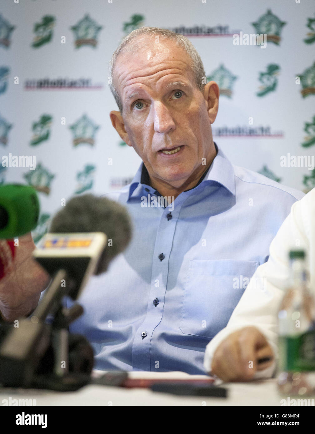 Sinn Feins nördlicher Vorsitzender Bobby Story spricht während einer Pressekonferenz im Roddy McCorley Social Club im Westen Belfasts, dessen Verhaftung wegen eines mit der IRA verbundenen Mordes die aktuelle politische Krise in Nordirland eskalierte, hat Gewerkschafter beschuldigt, seine "unrechtmäßige Haft" zu nutzen, um die Machtverteilung zu stürzen. Stockfoto