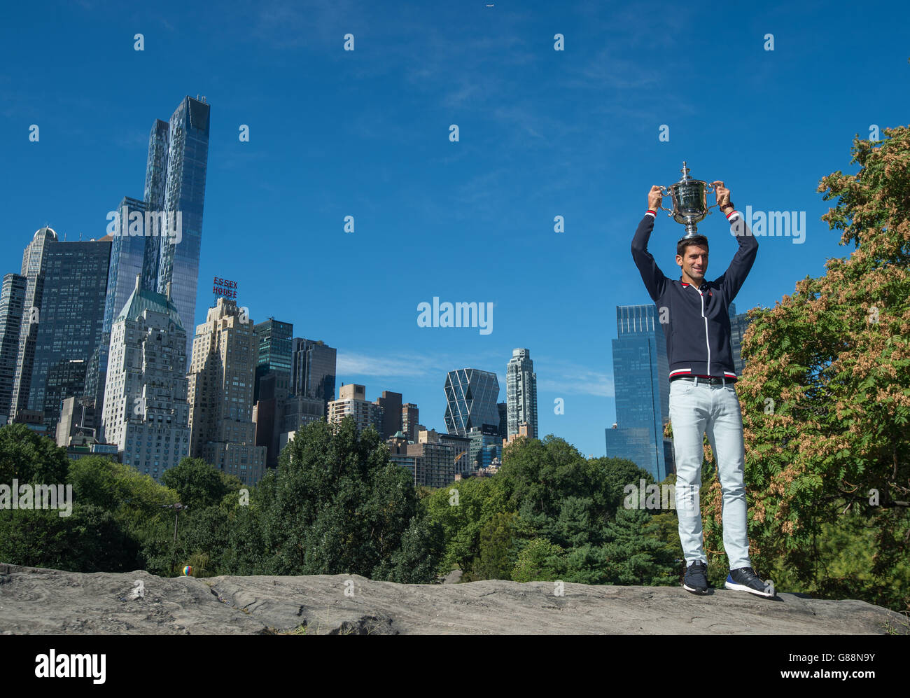 Novak Djokovic posiert mit der Men's Singles Trophy am 15. Tag der US Open im Central Park am 14. September 2015 in New York, USA. Stockfoto