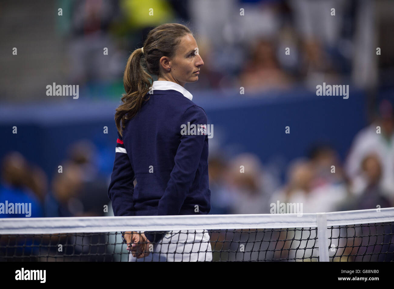 Eva Asderaki-Moore Umpire ist das Finale der Männer im Einzel gegen Novak Djokovic und Roger Federer am 14. Tag der US Open im Billie Jean King National Tennis Center am 13. September 2015 in New York, USA. Stockfoto