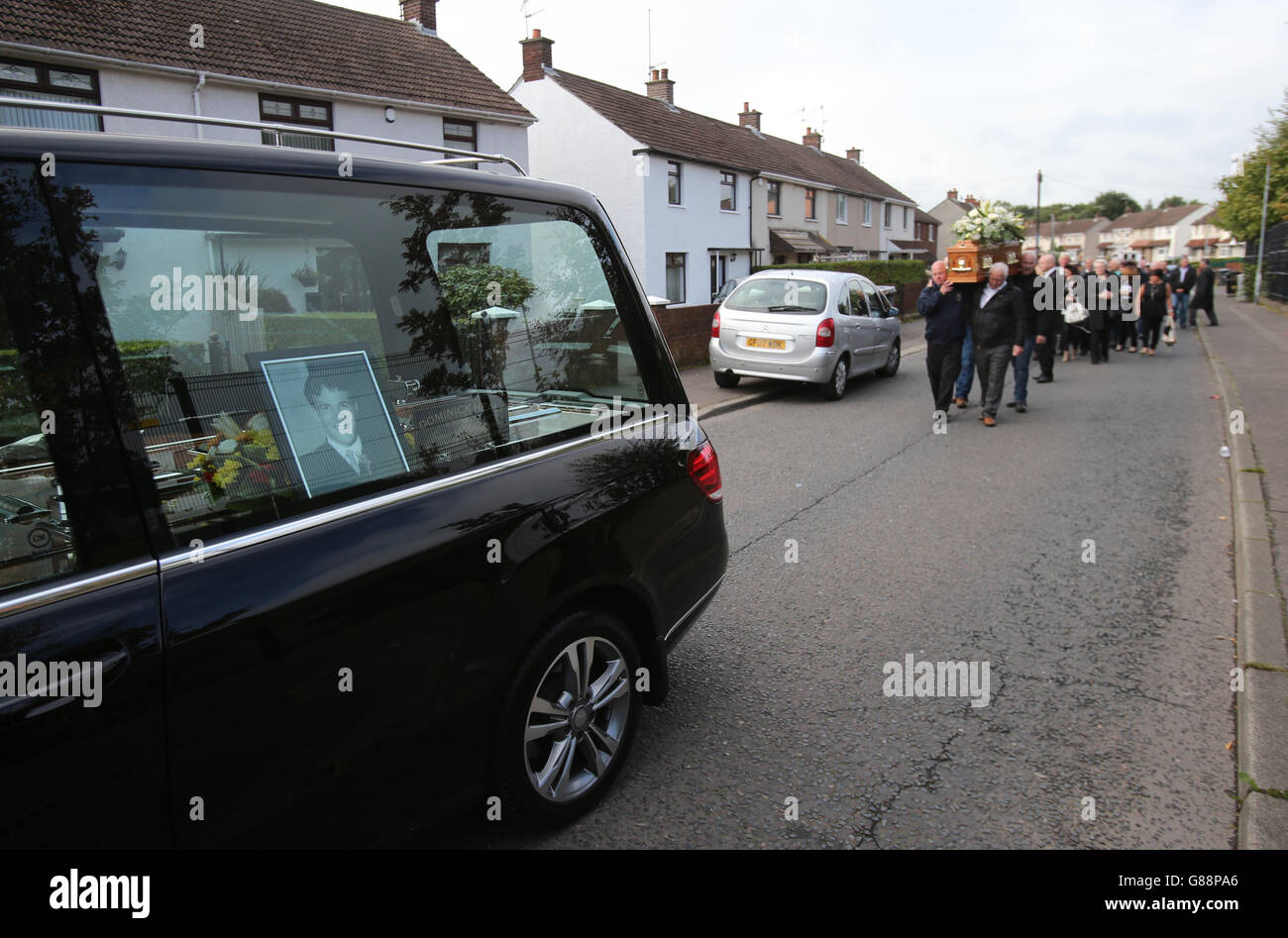 Pall-Träger tragen den Sarg von Seamus Wright, einem der "enttauchten" Opfer des blutigen Konflikts in Nordirland, als sie sich zu seinem Trauerdienst in die St. Agnes' Church in Andersonstown, West Belfast, begaben. Stockfoto