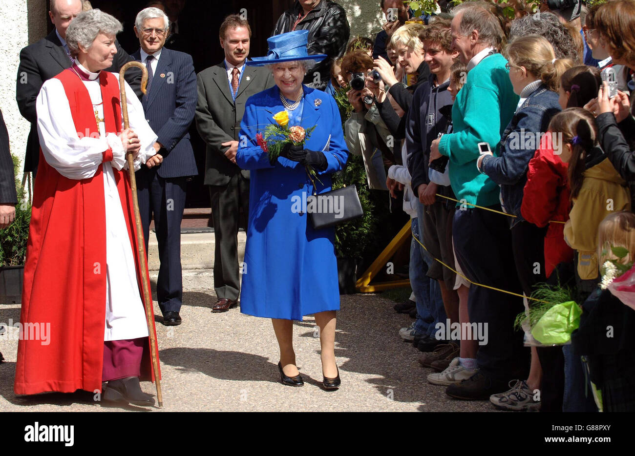 Die britische Königin Elizabeth II. Verlässt die St. Mary's und St. George Anglican Church in Begleitung von Reverend Victoria Matthews, dem Bischof von Edmonton. Stockfoto