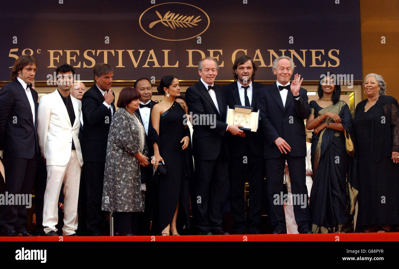 Filmfestspiele von Cannes 2005 - Heimstatt des „L'Enfant“ - Palais des Festivals. Die Palme d'Or-Gewinner Jean-Pierre Dardenne und Luc Dardenne posieren mit der Jury von Cannes. Stockfoto