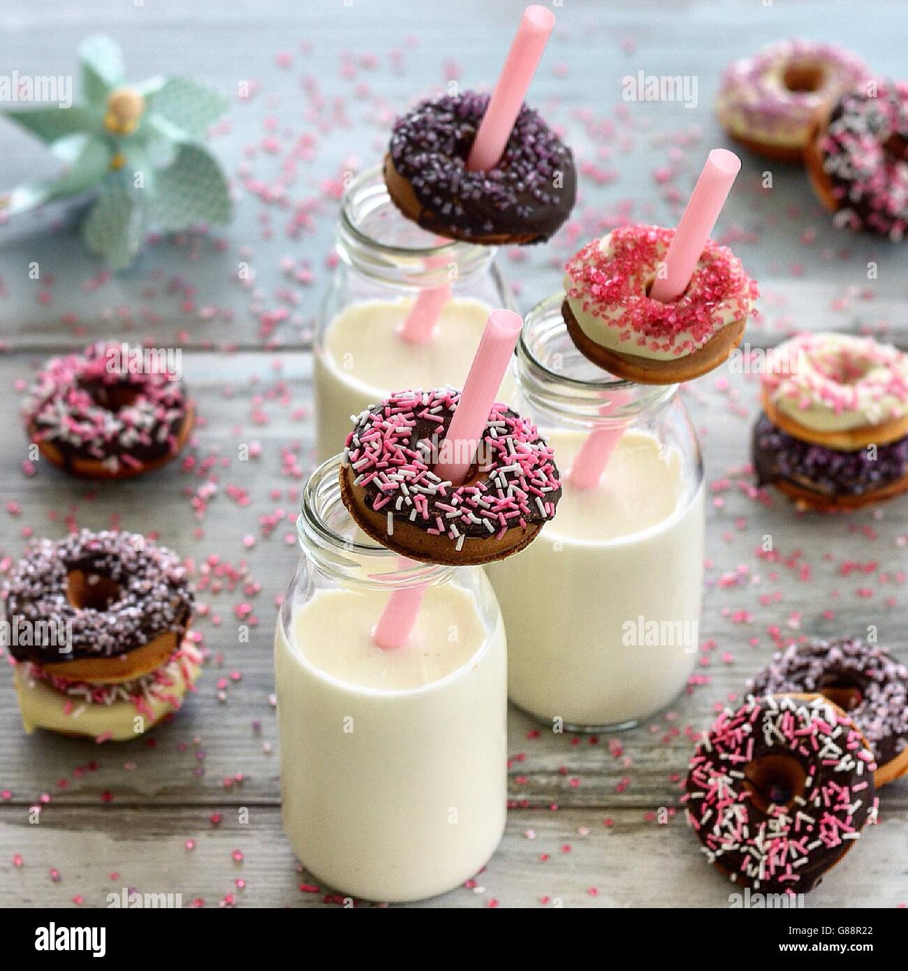 Donuts und Flaschen Milch Stockfoto