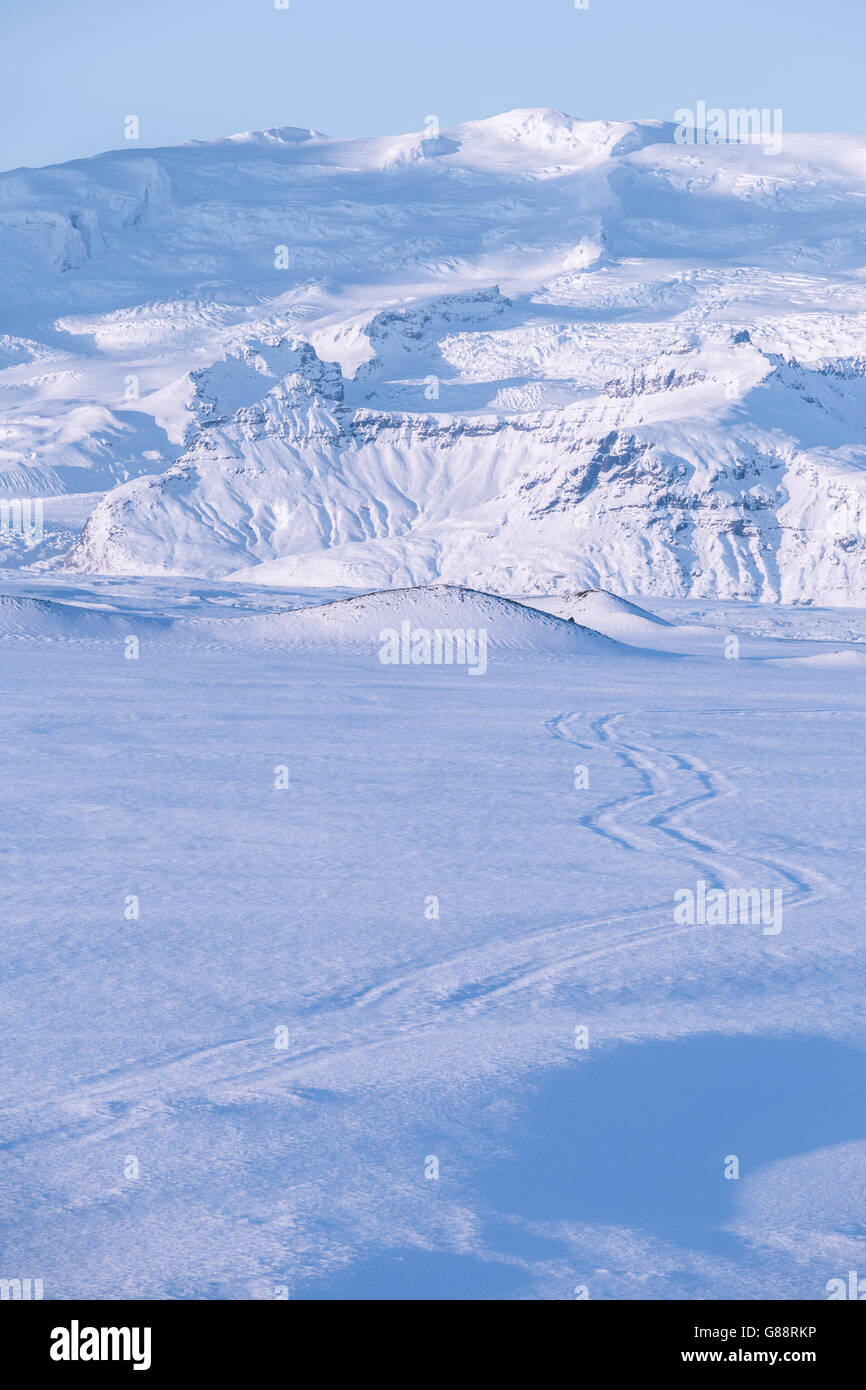 Fahrzeug Reifenspuren im Schnee, Island Stockfoto