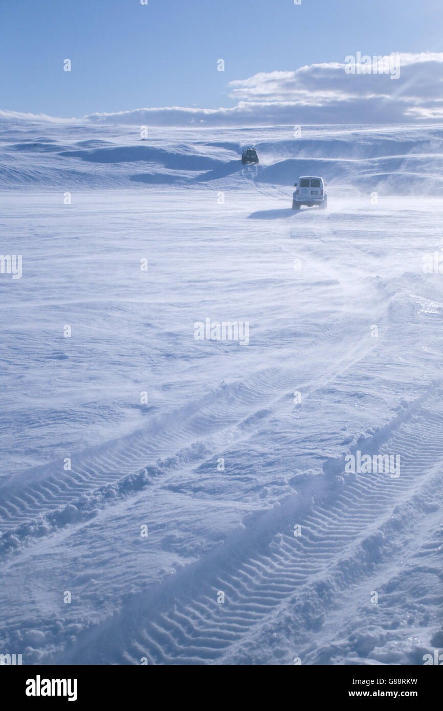 Zwei Off Road Fahrzeuge fahren durch Schnee, Island Stockfoto
