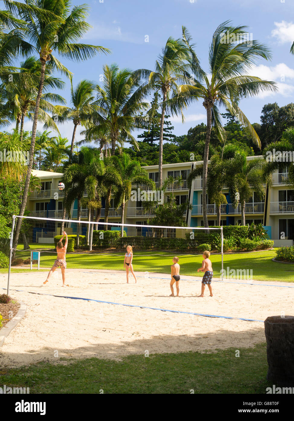 Kinder spielen Volleyball an Daydream Island Resort; Whitsunday Islands, QLD, Australien Stockfoto