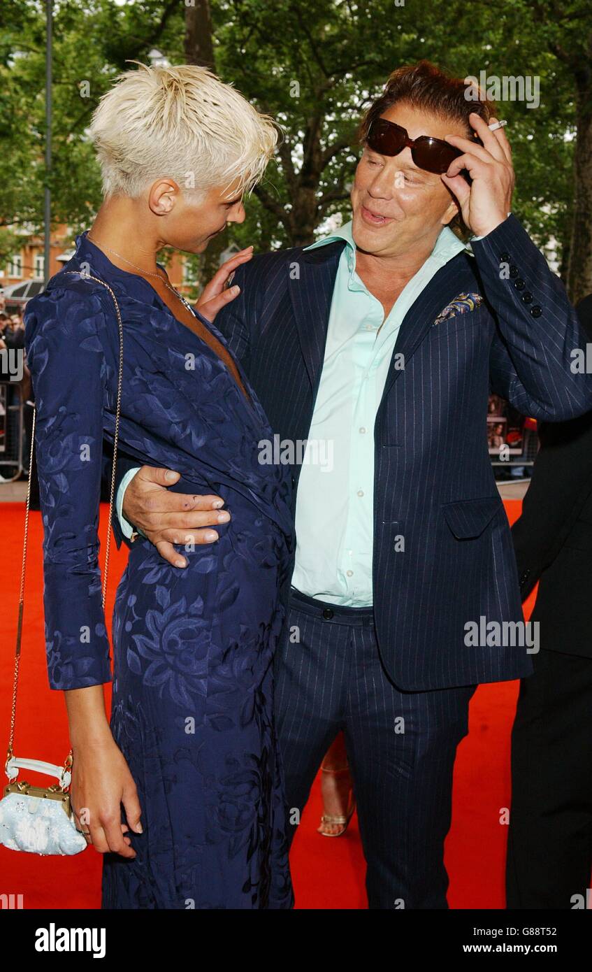 Sin City UK Premiere - Leicester Square. Mickey Rourke und Freund Eve. Stockfoto