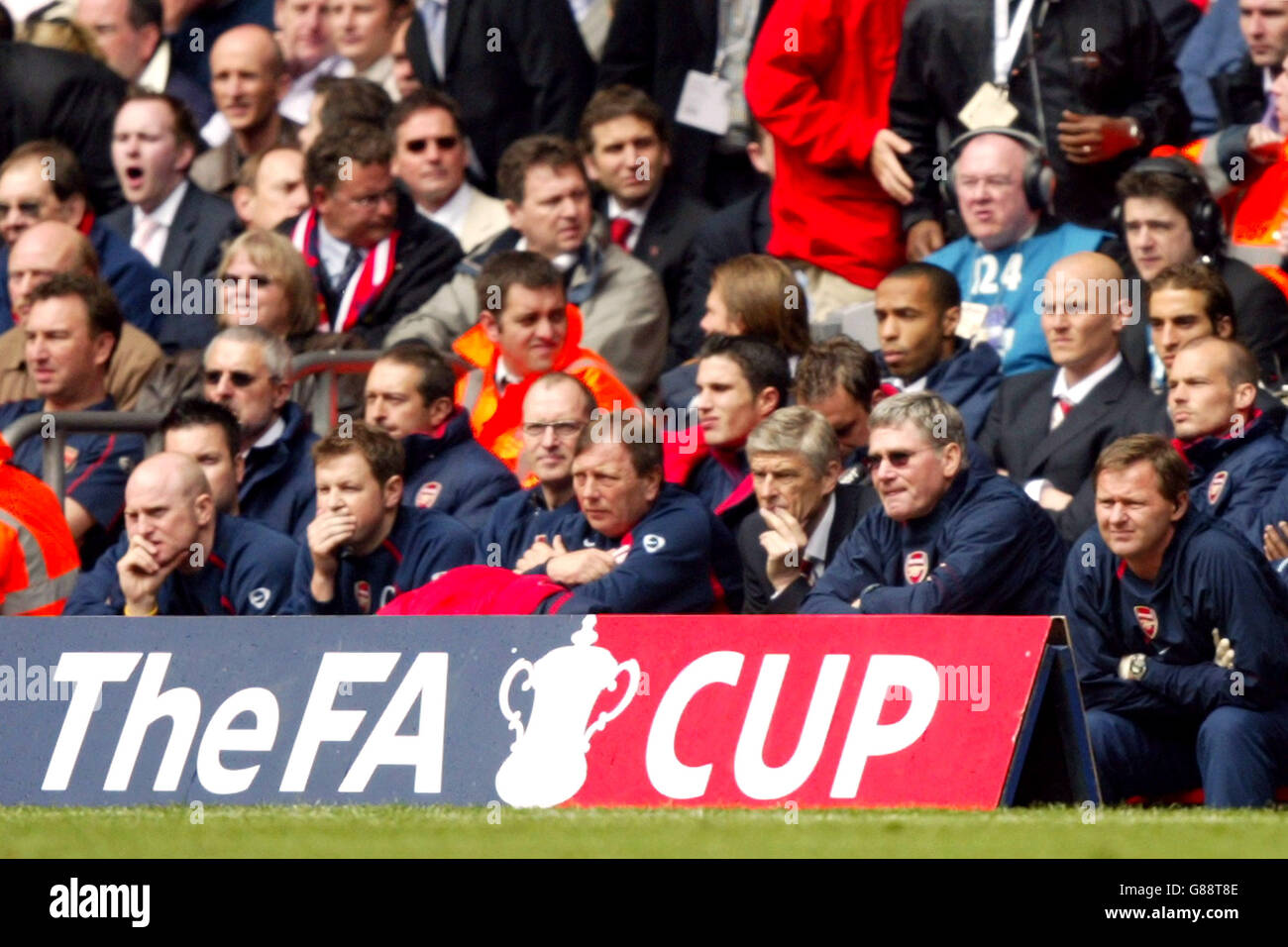 Fußball - FA Cup - Finale - Arsenal gegen Manchester United - Millennium Stadium. Arsenal-Manager Arsene Wenger beobachtet das Geschehen vom ausgegrabenen Millennium Stadium aus Stockfoto