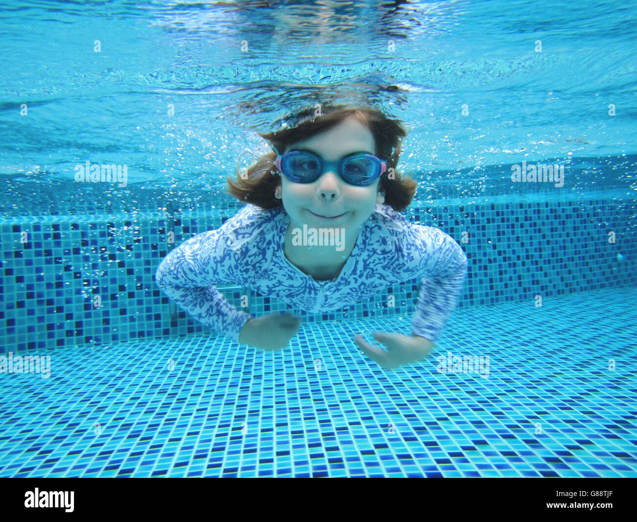 Mädchen Unter Wasser Schwimmen Im Schwimmbad Stockfotografie Alamy 