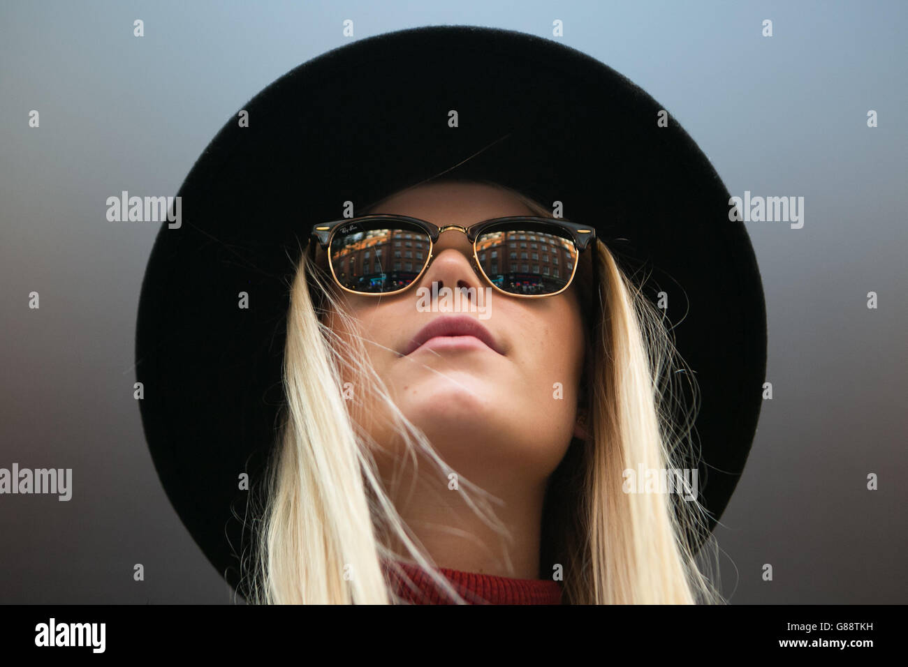 Carolina Thelin, eine Model- und Modestudentin aus Schweden, vor dem Brewer Street Car Park während der London Fashion Week im Frühjahr/Sommer 2016 in London. Stockfoto