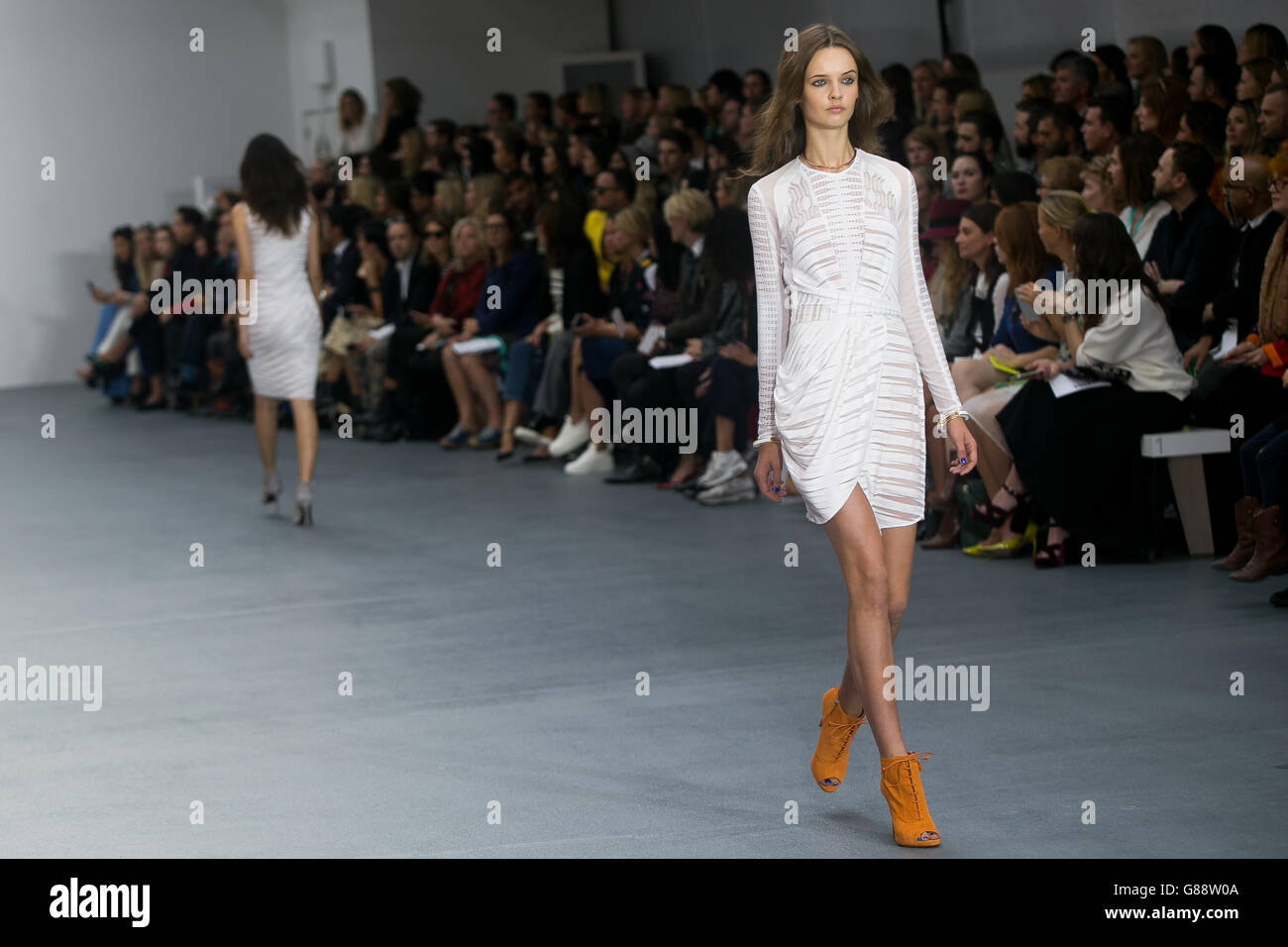 Ivss Catwalk - London Fashion Week 2015. Models auf dem Laufsteg während der Issa Spring/Summer 2016 London Fashion Week Show im BFC Show Space, London. Stockfoto