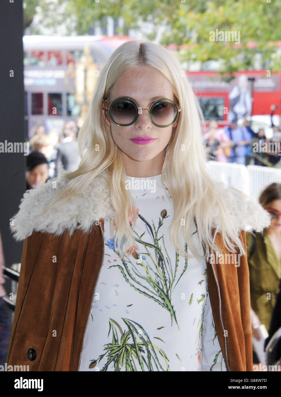 Poppy Delevingne bei der Ankunft an der Topshop Unique Catwalk Show im Queen Elizabeth II Conference Centre als London Fashion Week SS16 Catwalk zeigt. Stockfoto