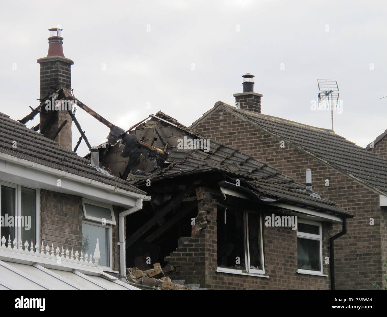 Schäden am Haus in Riddings, in der Nähe von Alfreton, wo zwei Personen bei einem heftigen Hausbrand nach einem vermuteten Gasbrand ums Leben kamen. Stockfoto