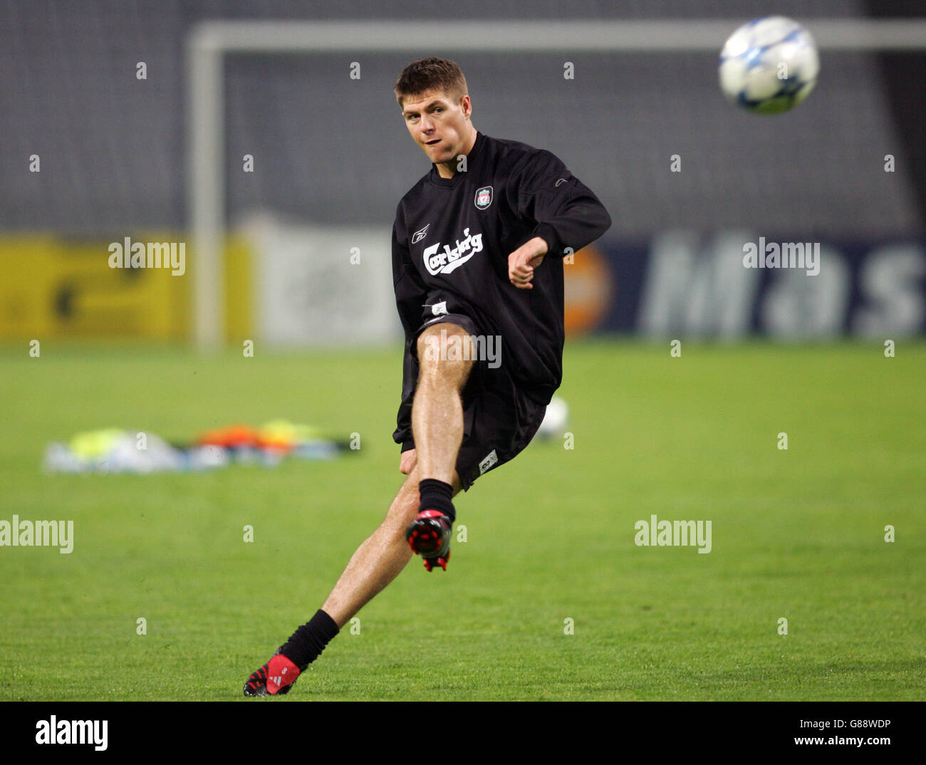 Fußball - UEFA Champions League - Finale - AC Mailand / Liverpool - Liverpool Training - Atatürk Olympic Stadium. Steven Gerrard aus Liverpool übt seine Freistöße Stockfoto