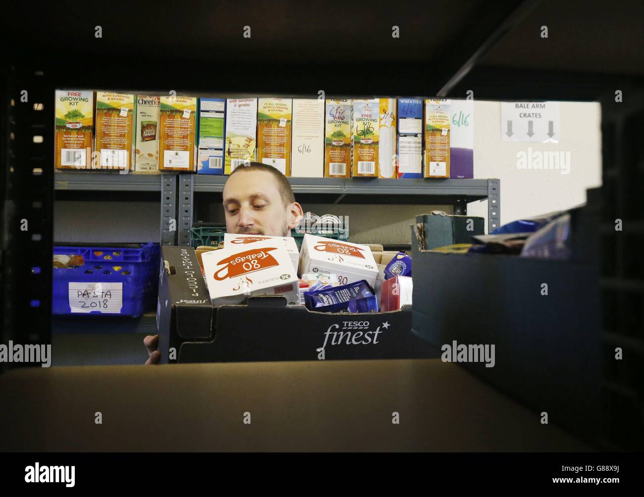 Kyle McCormick bei einer Trussell Trust Foodbank in der Blawarthill Parish Church, Glasgow, als Anti-Armut-Wohltätigkeitsorganisationen die schottische Regierung und Arbeitgeber auffordern, mehr zu tun, um Familien bei der Krisenvermeidung zu helfen, in einem neuen Bericht über die Verwendung von Lebensmittelbanken. Stockfoto