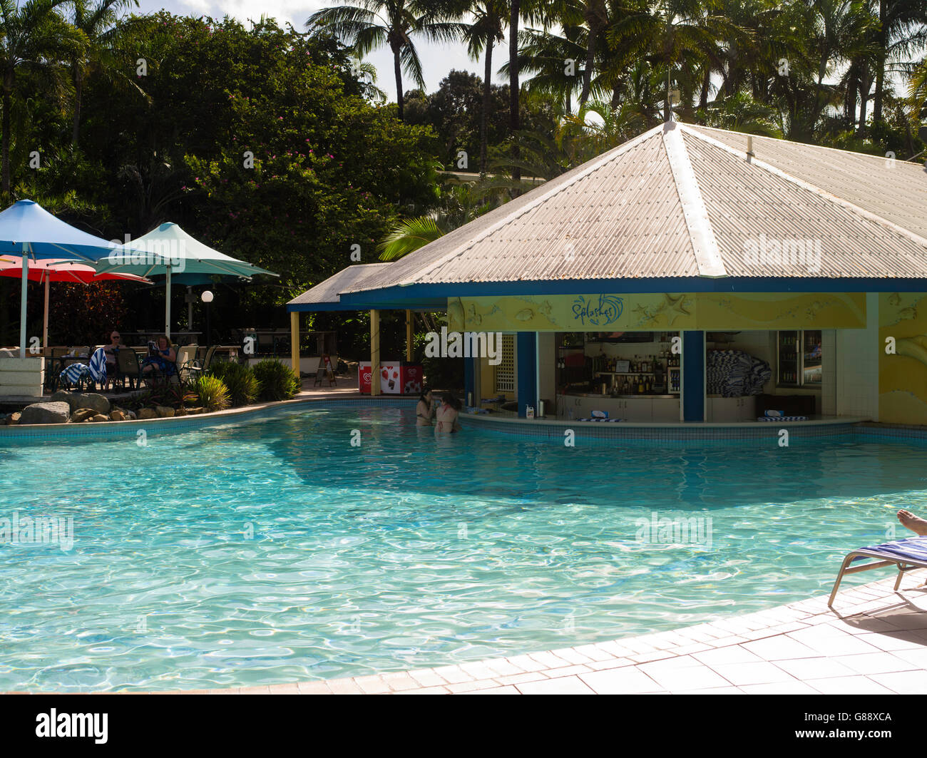 Entspannen Sie am Pool auf Daydream Island Resort; Whitsunday Islands, QLD, Australien. Stockfoto