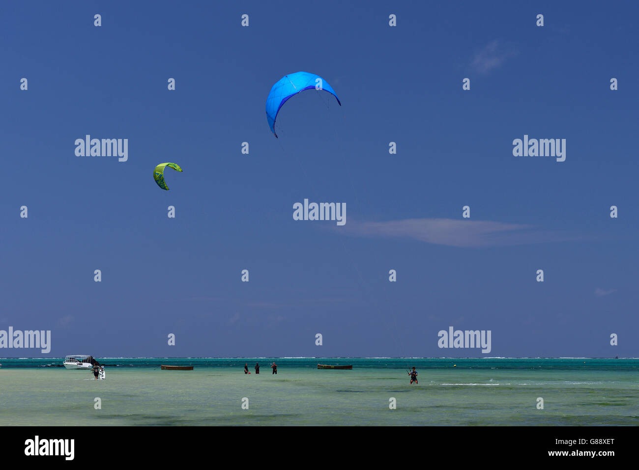 Kitesurfer am Strand von Hotel Mourouk Ebony, Port du Sud-est, Rodrigues Stockfoto