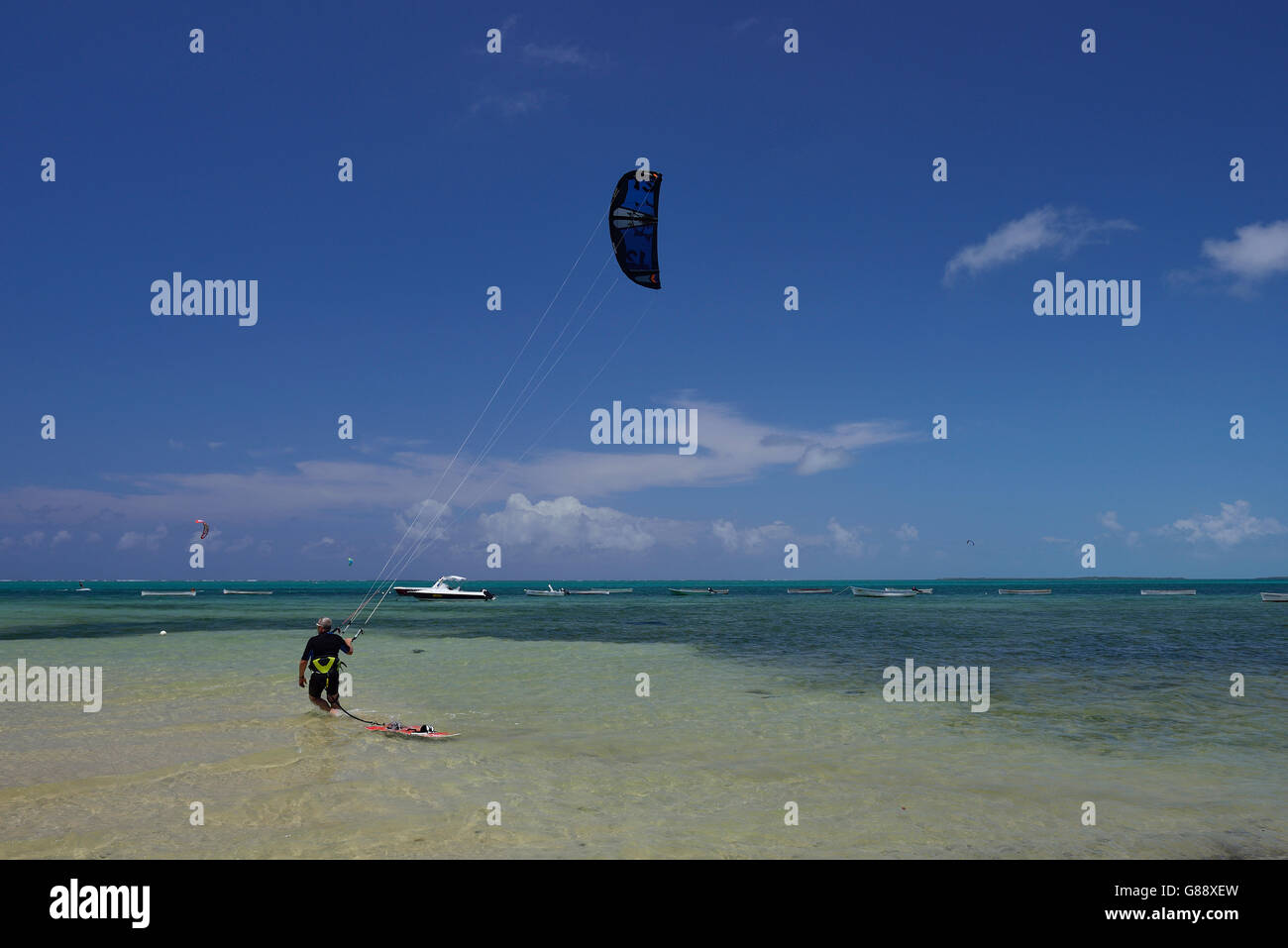 Kitesurfer am Strand von Hotel Mourouk Ebony, Port du Sud-est, Rodrigues Stockfoto