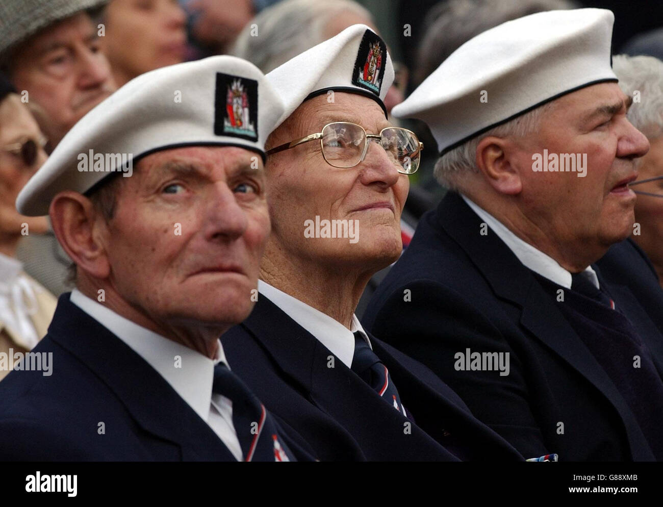 Die arktischen Konvoi-Veteranen Bernard Bacon, 82, (links) und Joe Ashbolt, 83, (Mitte) nehmen an einer Gedenkfeier zum 60. Jahrestag des russischen VE-Tages im sowjetischen Kriegsdenkmal auf dem Gelände des Imperial war Museum Teil. Stockfoto