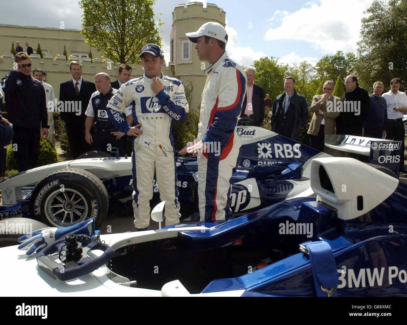 Golf - die BMW Meisterschaft 2005 - Wentworth. Ryder Cup-Golfer Paul Casey (R) und BMW Williams F1-Pilot Nick Heidfeld während eines Fotoanrufs im Wentworth Golf Club. Stockfoto