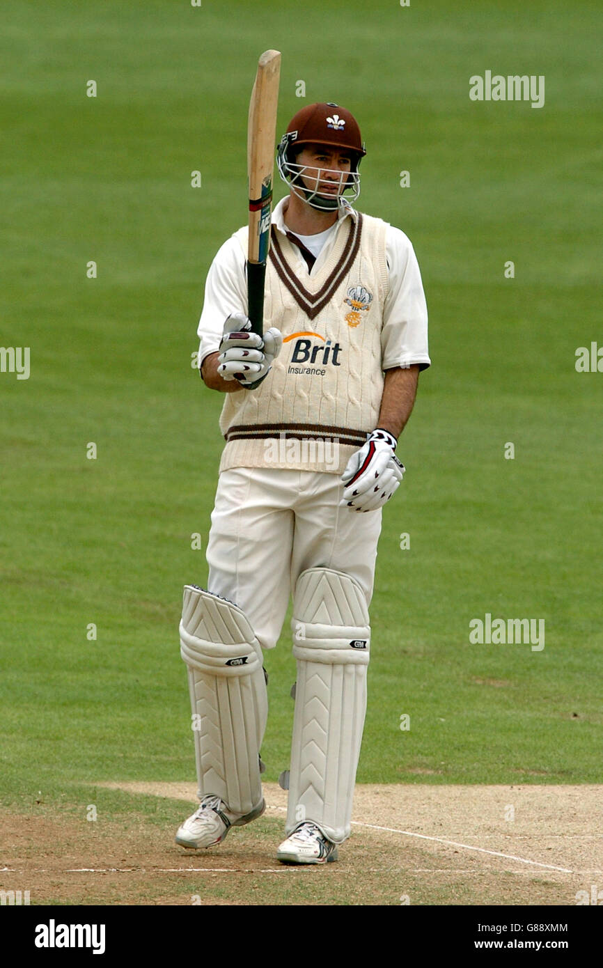 Cricket - Frizzell County Championship - Division One - Surrey V Nottinghamshire - The Brit Oval. Surreys Martin Bichnell feiert das Erreichen seiner 50 Stockfoto