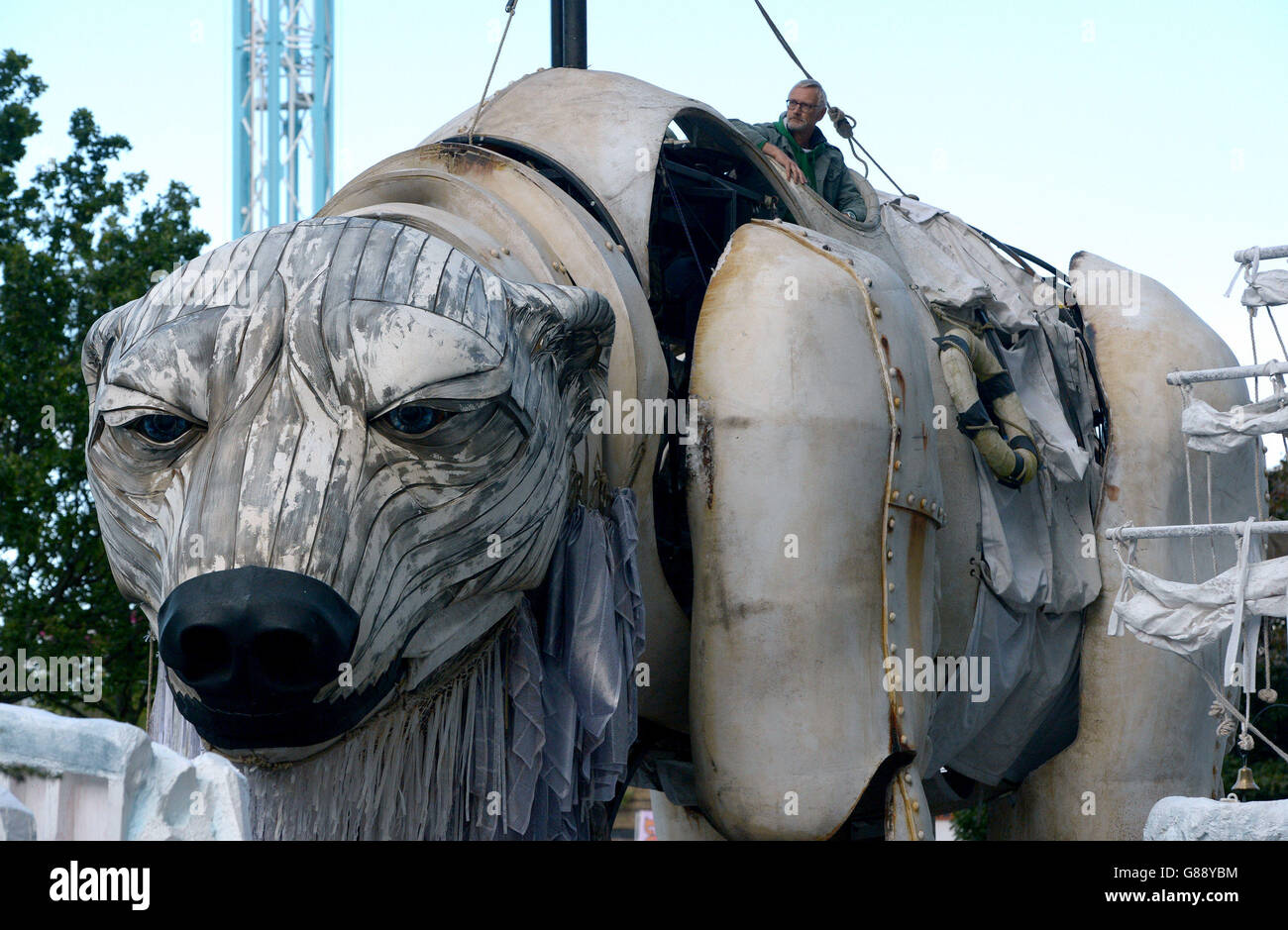 Ein gigantischer Eisbär bei einem Protest vor dem Shell Center auf der Southbank in London. Stockfoto