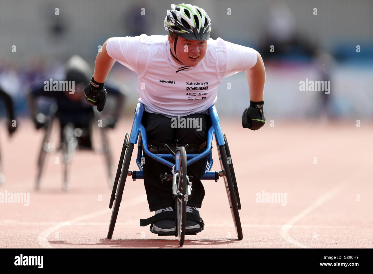 Joe Brazier von England South East überquert die Linie, um bei den Sainsbury's School Games 2015 in der Manchester Regional Arena das 100 Meter lange Rollstuhlevent der Jungen zu gewinnen. Stockfoto