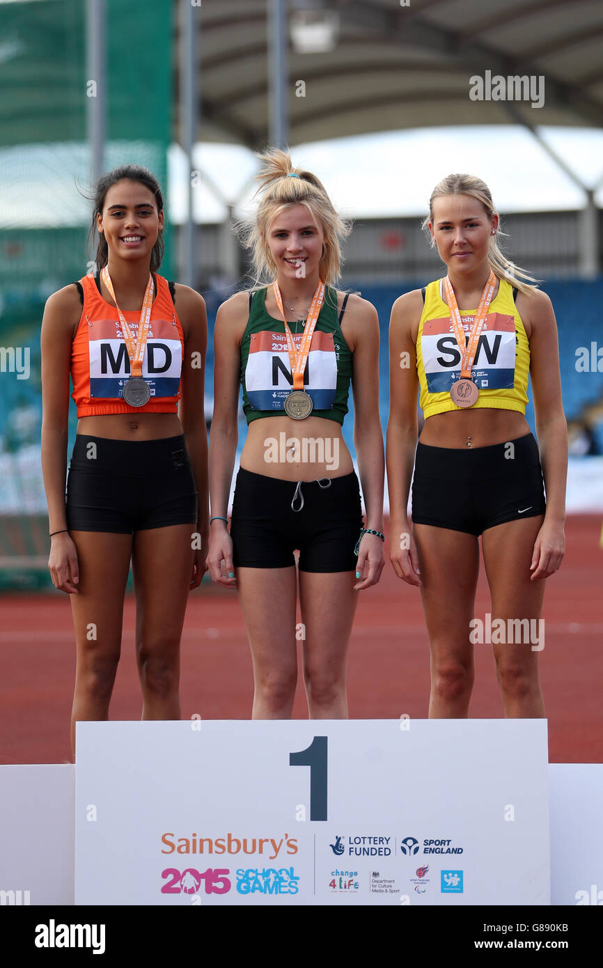 (l-r) Isabelle Cain-Daley von England Midlands, Phoebe Tan von Nordirland und Octavia Cavill von England South West erhalten ihre Hochsprung-Medaillen bei den Sainsbury's School Games 2015 in der Manchester Regional Arena. Stockfoto