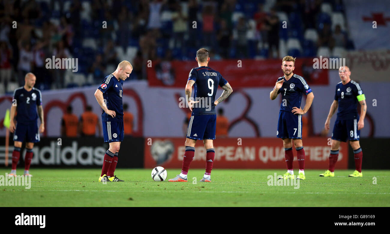 Schottlands Spieler wie Steven Naismith (Mitte links), Steven Fletcher und James Morrison (Mitte rechts) stehen nach dem Eingeständnis des Eröffnungstreffens während des UEFA-Europameisterschafts-Qualifikationsspiels in der Boris Paichadze Dinamo Arena, Tiflis, dejeziert. Bilddatum: Freitag, 4. September 2015. Siehe PA Geschichte FUSSBALL Georgien. Das Foto sollte lauten: Nick Potts/PA Wire. Stockfoto