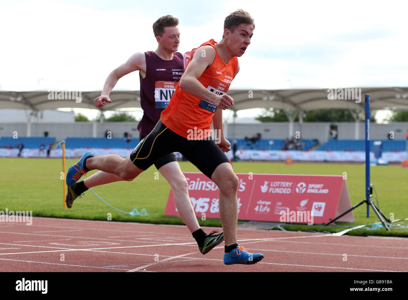 Douglas Stilgoe von England Midland überquert die Ziellinie während der Jungen, die 200 m bei den Schulspielen von Sainsbury 2015 in der Manchester Regional Arena unterwegs waren. Stockfoto