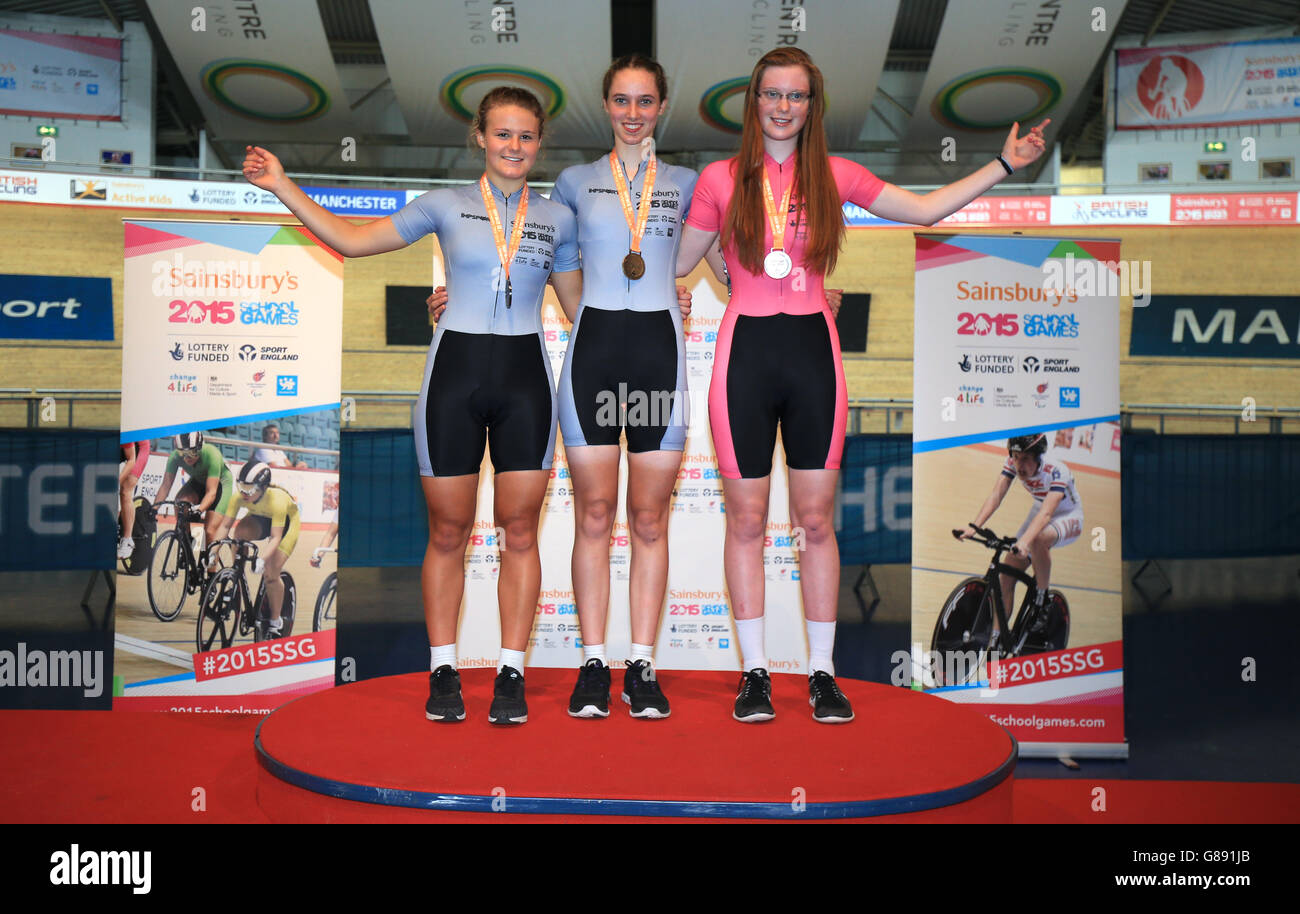 Mädchen Beseitigung Endergebnis. 1. Pfeiffer Georgi, Süd (Mitte), 2. Lauren Dolan, Süd (links), 3. Anna Docherty, Yorkshire (rechts) im National Cycling Center am zweiten Tag der Sainsbury's 2015 School Games in Manchester. Stockfoto