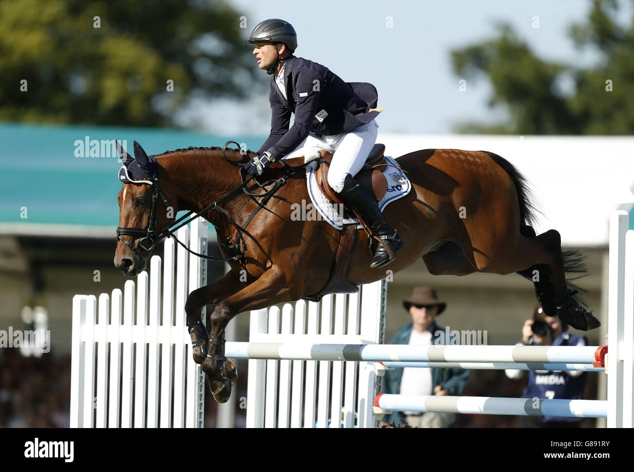 Michael Jung auf La Biosthetique - Sam FBW gewinnt Burghley Horse Testläufe, indem er im Showjumping am vierten Tag der 2015 Land Rover Burghley Horse Testläufe in Burghley Hourse, Burghley, klar wird. Stockfoto
