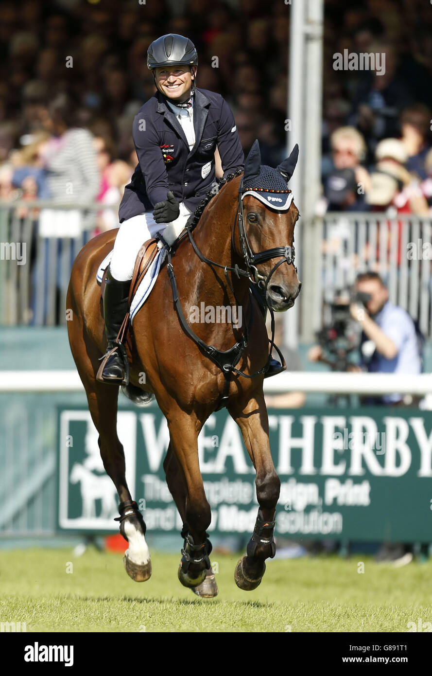 Michael Jung auf La Biosthetique - Sam FBW gewinnt Burghley Horse Testläufe, indem er im Showjumping am vierten Tag der 2015 Land Rover Burghley Horse Testläufe in Burghley Hourse, Burghley, klar wird. Stockfoto