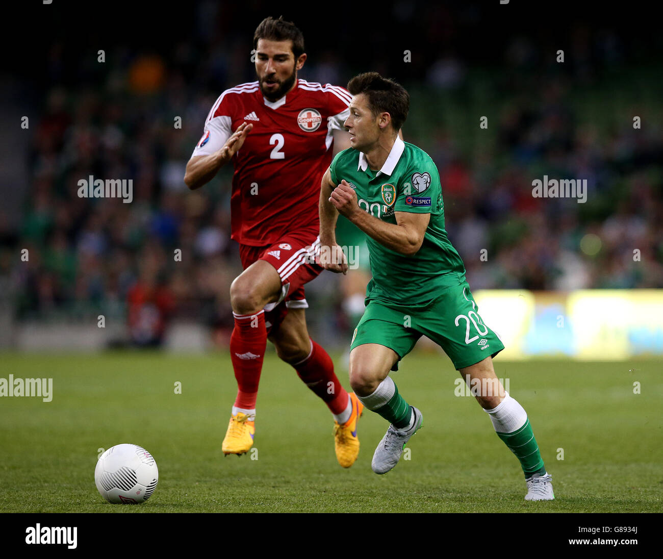 Der irische Wes Hoolahan (rechts) und der georgische Ucha Lobjanidze während des UEFA-Europameisterschafts-Qualifikationsspiel im Aviva Stadium, Dublin. DRÜCKEN SIE VERBANDSFOTO. Bilddatum: Montag, 7. September 2015. Siehe PA Story SOCCER Republic. Das Foto sollte lauten: Brian Lawless/PA Wire Stockfoto