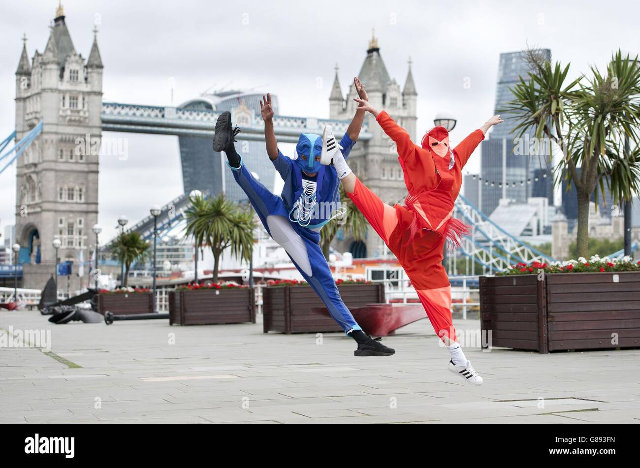 Absolventen der London Contemporary Dance School, Luke Crook und Jemima Brown treten während der Presseinpremiere für die Ausstellung Designers in Residence 2015 im Design Museum in London auf. Stockfoto