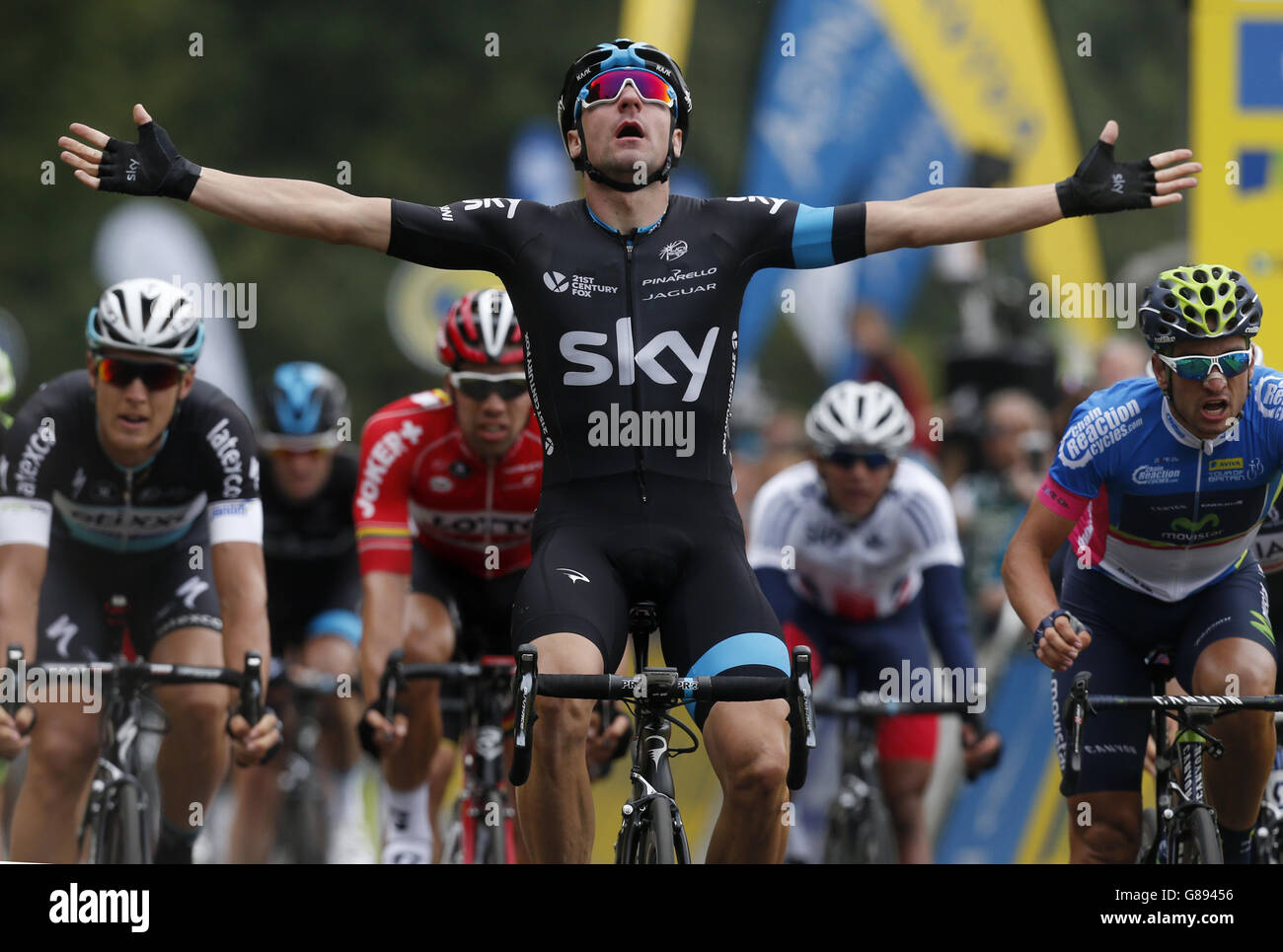 Radfahren - Tour of Britain - Etappe drei - Cockermouth to Floors Castle. Etappensiegerin Elia Viviani vom Team Sky überquert die Ziellinie während der dritten Etappe der Tour of Britain von Cockermouth bis Floors Castle. Stockfoto