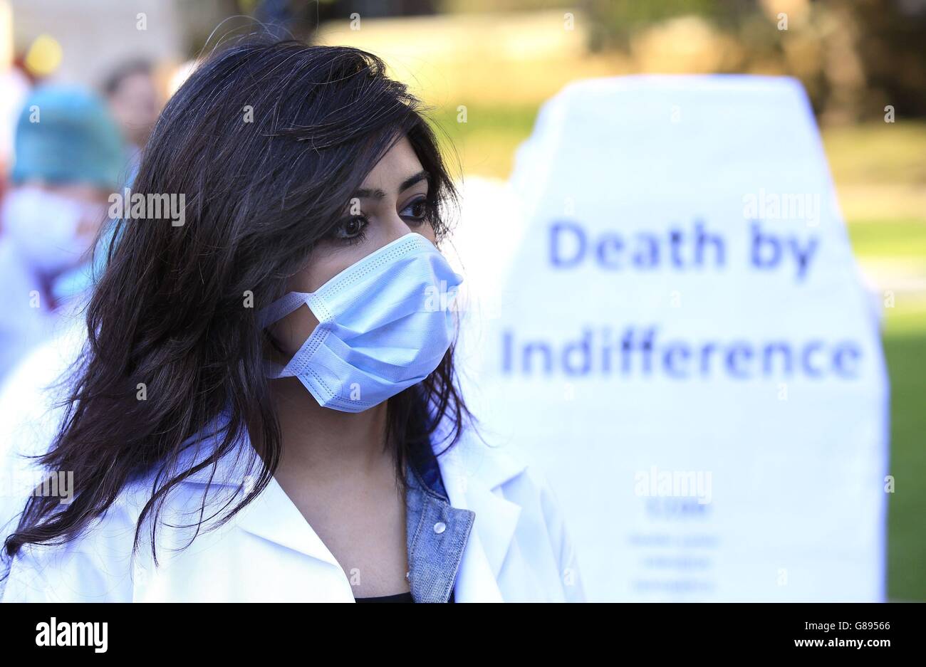 Demonstranten vor den Houses of Parliament in London, während Abgeordnete über den assistierten Sterbegesetz debattieren und abstimmen. Stockfoto