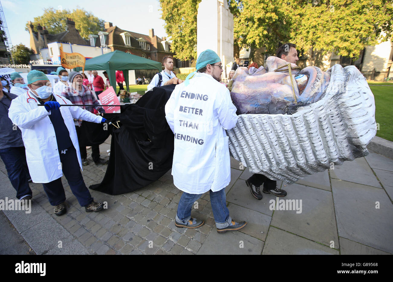 Demonstranten vor den Houses of Parliament in London, während Abgeordnete über den assistierten Sterbegesetz debattieren und abstimmen. Stockfoto