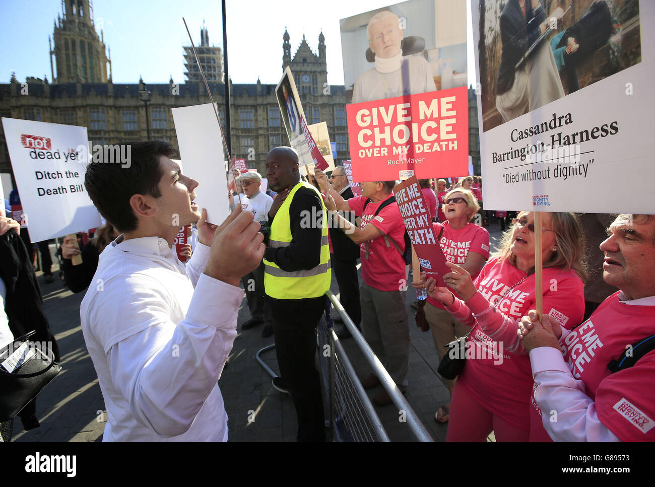 Demonstranten vor den Houses of Parliament in London, während Abgeordnete über den assistierten Sterbegesetz debattieren und abstimmen. Stockfoto