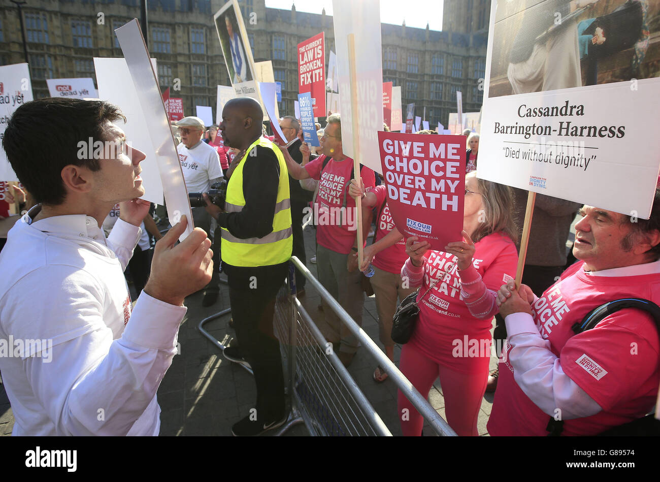 Demonstranten vor den Houses of Parliament in London, während Abgeordnete über den assistierten Sterbegesetz debattieren und abstimmen. Stockfoto