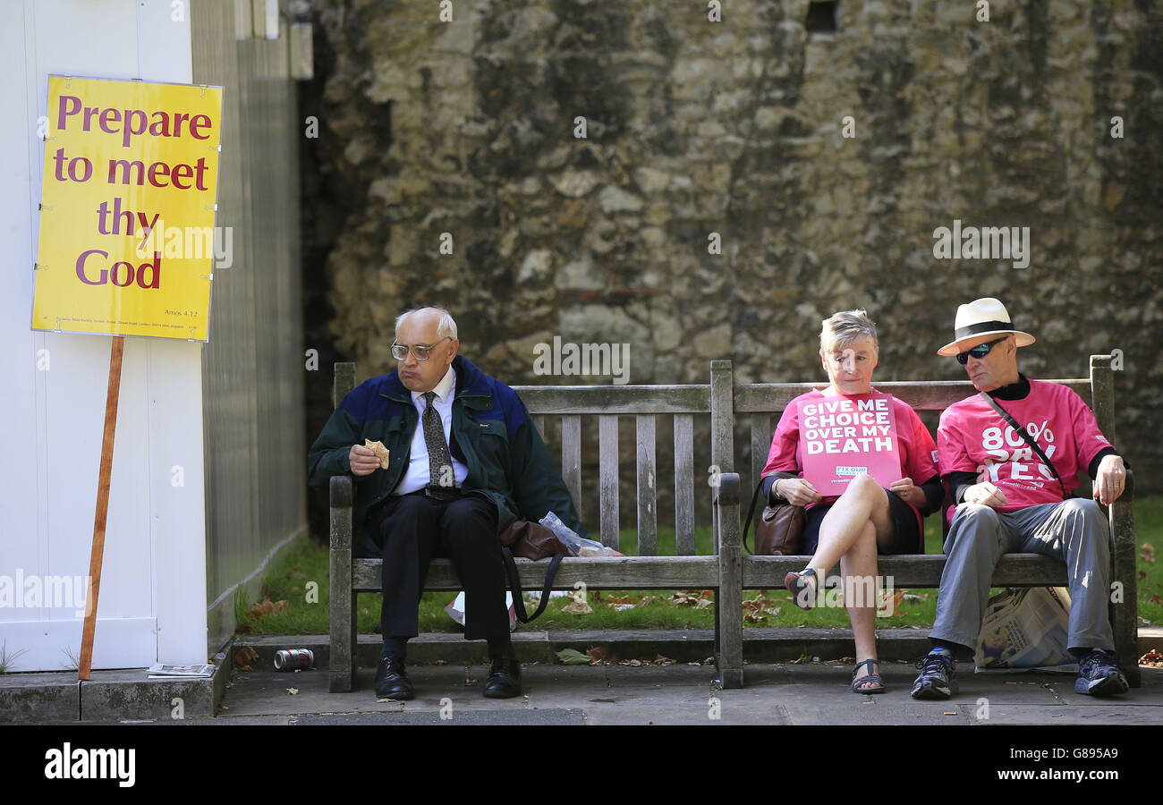Demonstranten (rechts) vor den Houses of Parliament in London, während Abgeordnete über den „Assisted Dying Bill“ debattieren und abstimmen. Stockfoto