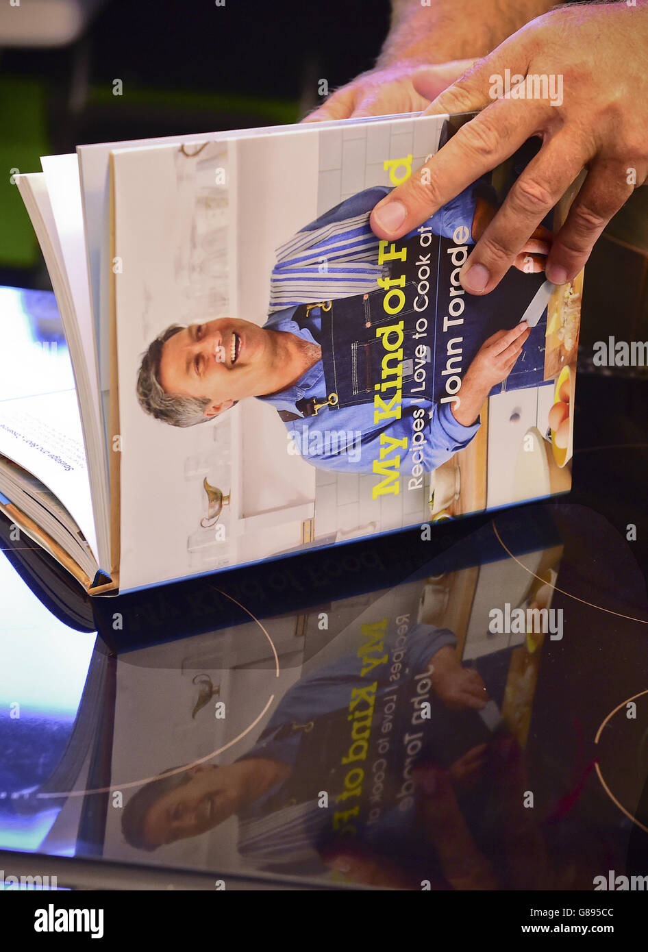 John Torode veröffentlicht sein neues Buch My Kind of Food an der Central Street Cookery School, London. DRÜCKEN Sie VERBANDSFOTO. Bilddatum: Donnerstag, 10. September 2015. Bildnachweis sollte lauten: Ian West/PA Wire Stockfoto