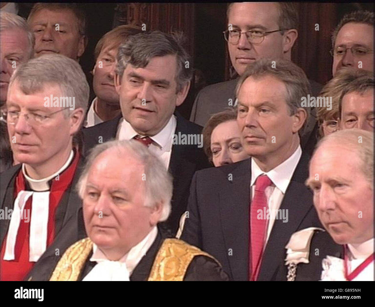 Der britische Premierminister Tony Blair (Mitte rechts) und Schatzkanzler Gordon Brown (Mitte links) Hören Sie zu, wie die britische Königin Elizabeth II. Während der Eröffnung des Parlaments im Oberhaus eine Rede hält, in der sie das Legislativprogramm der Regierung für die neue Parlamentssitzung nach der Rückkehr der Labour Party an die Macht bei den Parlamentswahlen Anfang dieses Monats skizzierte. Stockfoto