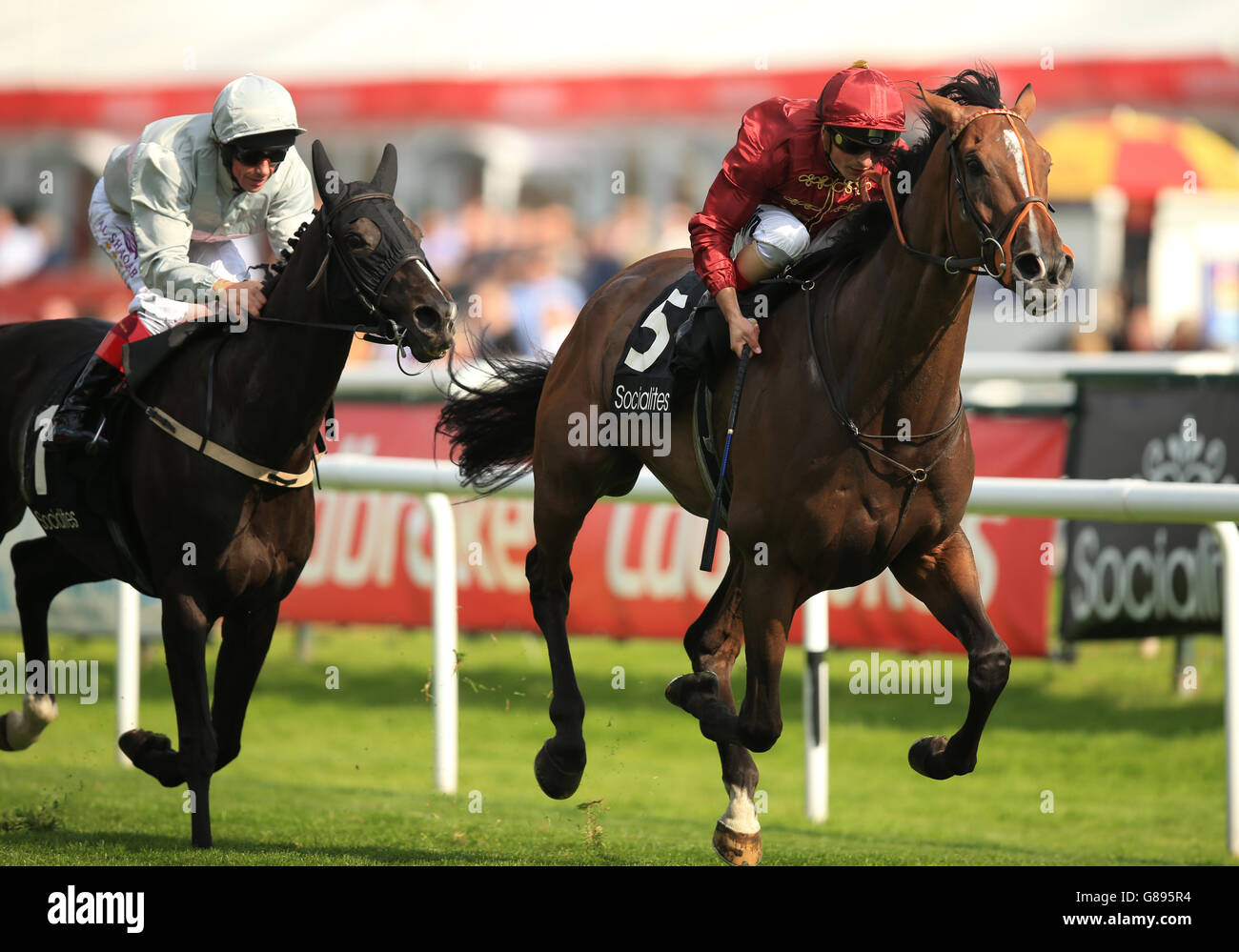 Pallasator von Andrea Atzeni (rechts) gewinnt den Socialite E-Cigarettes Expert Doncaster Cup am dritten Tag des Ladbrokes St Leger Festivals 2015 auf der Doncaster Racecourse, Doncaster. DRÜCKEN SIE VERBANDSFOTO. Bilddatum: Freitag, 11. September 2015. Siehe PA Story RACING Doncaster. Bildnachweis sollte lauten: Mike Egerton/PA Wire Stockfoto