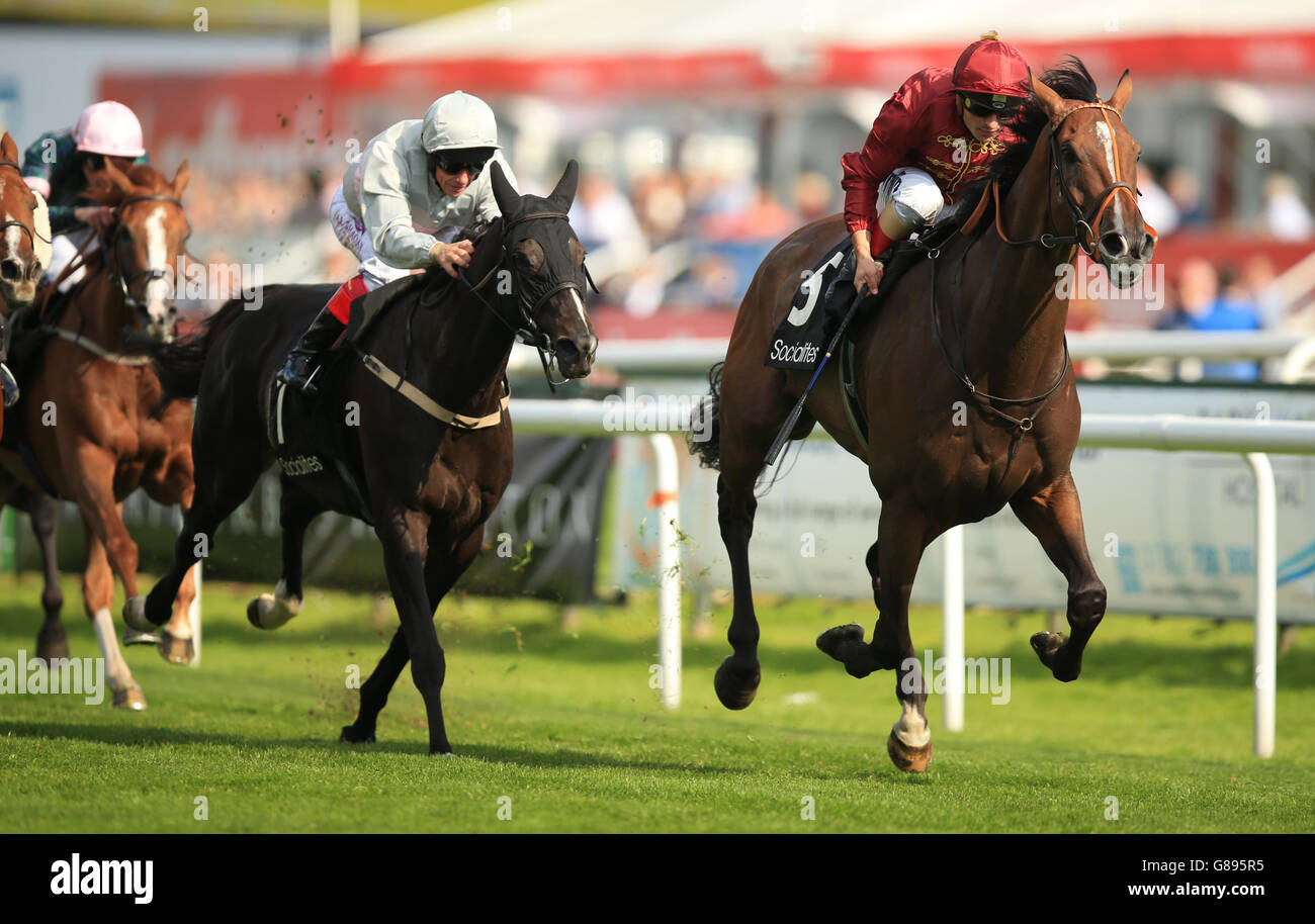 Pallasator von Andrea Atzeni (rechts) gewinnt den Socialite E-Cigarettes Expert Doncaster Cup am dritten Tag des Ladbrokes St Leger Festivals 2015 auf der Doncaster Racecourse, Doncaster. Stockfoto