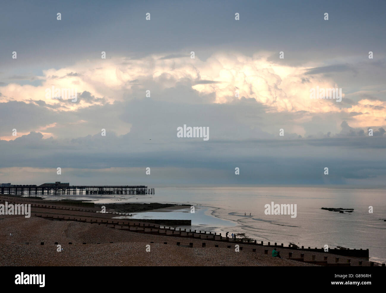 Gewitterwolken über Hastings Beach pier Stockfoto